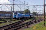 In der Abstellanlage des Bahnhofes Praha-Smchov warten zwei Rchlik-Zge, die auf unterschiedlichen Wegen in Richtung Brno fahren werden auf ihre Abfahrtszeit: Der moderne InterPanter 660 110 als