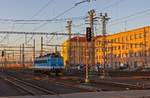 362 068 rangiert am 24.06.2019 im Gleisvorfeld des Bahnhofs Praha hl.n.