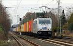 Metrans 7 386 008-7 mit langem Kistenzug aufgenommen bei der Durchfahrt in Langwedel. 07.03.2015