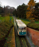 Der Wagen 2 der Petřín-Standseilbahn (Standseilbahn Prag) erreicht am 23.11.2022 die Talstation Újezd. 

Die Petřín-Standseilbahn (tschechisch (pozemní) lanová dráha na Petřín oder kürzer lanovka na Petřín) ist eine regelspurige Standseilbahn, die in der tschechischen Hauptstadt Prag auf den südlich der Hradschins im westlichen Zentrum gelegenen Laurenziberg (Petřín) verkehrt. Die Eröffnung erfolgte im Jahre 1891, wie bei der ehemaligen Letná-Standseilbahn als meterspurige Wasserballastbahn. Anfangs war die Bahn als Laurenziberg-Drahtseilbahn bekannt, später auch als Petřín-Drahtseilbahn. Nach einer temporären Einstellung 1916 wurde sie ab 1932 nach Umbau elektrisch angetrieben und nach einer weiteren Betriebsunterbrechung 1965 von 1981 bis 1985 grundlegend modernisiert. Auf dem Petřín-Berg befindet sich neben diversen Parkanlagen und historischen Gebäuden der am selben Tag vom Klub Tschechischer Touristen (KČT) eröffnete Aussichtsturm Petřín der dem Pariser Eiffelturm nachempfunden ist.

TECHNISCHE DATEN (1932 bis heute):
Bauart: Eingleisig mit Abtscher Ausweiche
Spurweite: 1.435 mm (Normalspur)
Antriebsart: Elektrisch
Standort des Antriebs: An Bergstation
Max. Transportkapazität: 1.400 Personen/h
Länge Fahrstrecke: 511 m
Höhe Talstation (über NN): 178 m
Höhe Bergstation (über NN): 324 m
Höhenunterschied: 130,45 m
Max. Steigung: 298 ‰
Hersteller Antriebsanlage: ČKD (Českomoravská-Kolben-Daněk), Prag
Leistung Hauptantrieb: 106 kW
Anzahl Antriebsseile: 1 (+ 1 Bremsseil)
Durchmesser Zugseil: 35 mm
Max. Fahrgeschwindigkeit: 4,0 m/s (14,4 km/h)
Fahrzeit : 2,5 min
Anzahl Fahrzeuge: 2
Fassungsvermögen Fahrzeuge: 100 Personen
Hersteller Fahrzeuge: von 1932–1965 Ringhoffer-Werke/Prag-Smíchov, ab 1985 Vagonka Tatra Studénka auf Fahrgestellen von 1932
Hersteller der Bahn: Škoda/Plzeň
