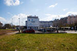 Ansicht von Westen auf den Bahnhof Karlovy Vary doln ndra (Karlsbad unterer Bahnhof), am 21.04.2023.