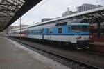 Am verregneten 25 September 2025 steht CD 854 027 als RB nach Kladno in Praha hl.n., weil wegen Bauarbeiten Praha-Masarykovo (der normaler Abfahrtbahnhof) zeitweise nicht brauchbar war. Am verregneten 25 September 2025 steht CD 854 027 als RB nach Kladno in Praha hl.n., weil wegen Bauarbeiten Praha-Masarykovo (der normaler Abfahrtbahnhof) zeitweise nicht brauchbar war.