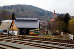 Der kleine 3 Ständige Lokschuppen beim Bahnhof Bečov nad Teplou (Petschau) am 20.04.2023.