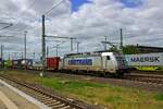 Dieser Zug ist wahrscheinlich unterwegs zu einem der norddeutschen Hfen: 386 028 von Metrans mit einem Containerzug in Magdeburg.