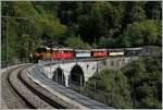 50 Jahre Blonay Chamby - MEGA BERNINA FESTIVAL: Die RhB Bernina Ge 2/2 161 Asnin (Eselchen) und der RhB ABe 4/4 35 mit einem bunten Zug auf dem Baie de Clarens Viadukt auf dem Weg nach Blonay.