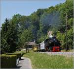 Die Blonay Chamby G 2x 272 105 ist mit einem Dampfzug nach Chaulin kurz nach Blonay unterwegs.