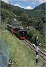 Die Blonay-Chamby G 2x 2/2 105 erreicht mit ihrem Zug das Einfahrsignal von Blonay, eine Hippschen Wendescheibe, welche dem Zug freie Fahrt zeigt.