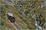 Die DFB HG 4/4 704 hat mit dem Dampfzug 133 den 548 Meter langen Kehrtunnel  Gletsch  verlassen und kleine Rhone überquert und dampft nun Oberwald entgegen.

30.09.2021