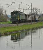 Durchfahrt der heißen Fuhre durch Bürglen mit Lok Ae 4/7 10950 der Swisstrain. April 2014.