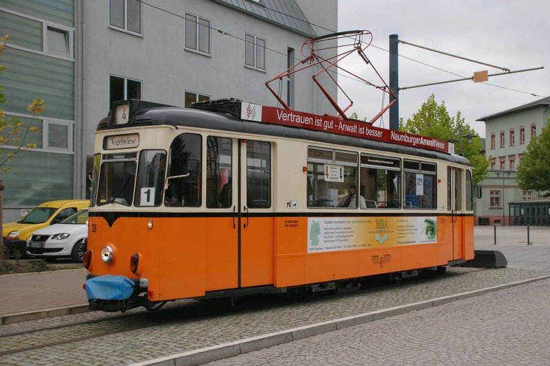 Triebfahrzeug 38 der Naumburger Stra�enbahn an der Haltestelle am Hauptbahnhof; 15.10.2009 (Foto: Marco Zergiebel)