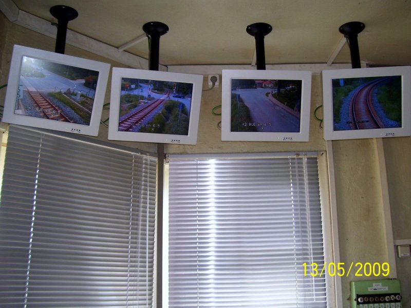 �berwachungsmonitore des Bahn�bergangs im Stellwerk in Freyburg, die nach dem Abriss des Postens 3 n�tig sind; 13.05.2009 (Foto: G�nther Kressner)