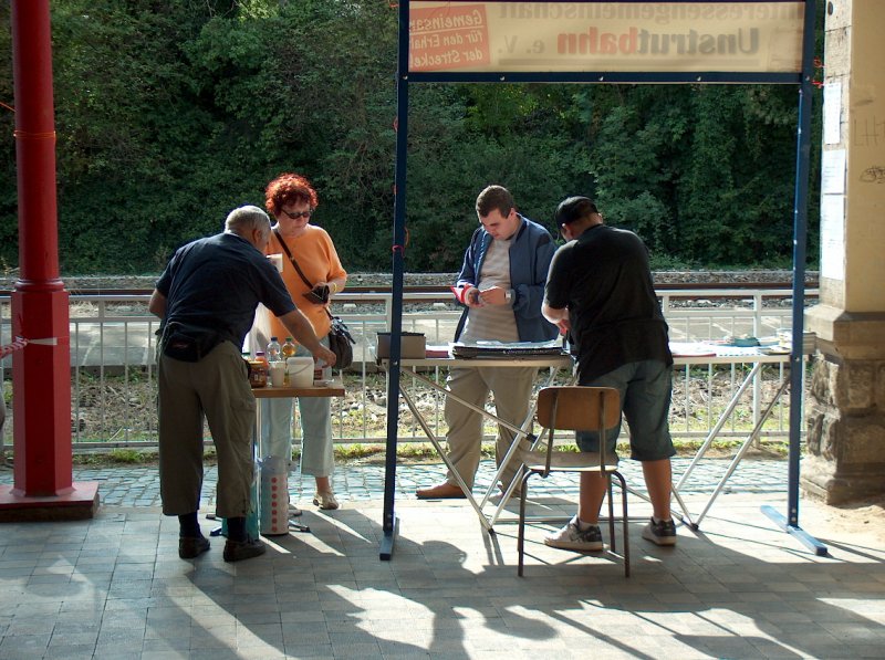 Unser Infostand zum Winzerfest am Freyburger Bahnhof. Ralf und Felix w�hrend ihrer Arbeit. Wir verkauften Getr�nke und beantworteten Fragen der Reisenden; 12.09.2009