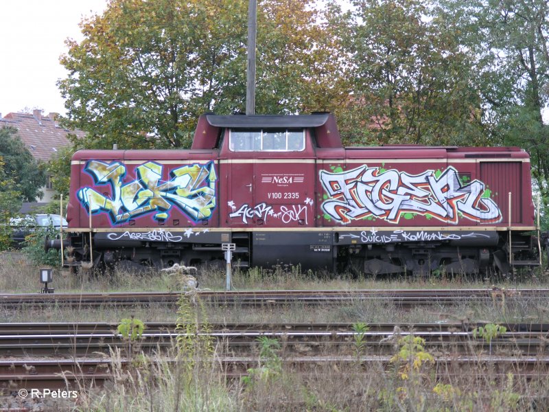 V100 2335 der NeSA steht abgestellt in Eisenhttenstadt am 5.10.07