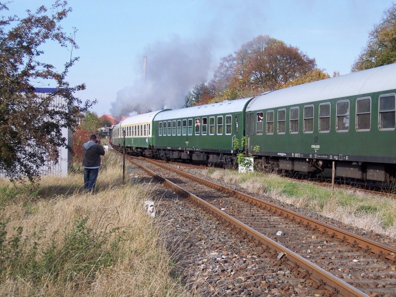 Viele Fotografen s�umten die Strecke, um die herrlichen alten Wagen im Bild festzuhalten, die im Sonderzug aus Nossen eingereiht waren. Hier die Ausfahrt des Leerzuges nach Karsdorf, am 18.10.2008 in Laucha.