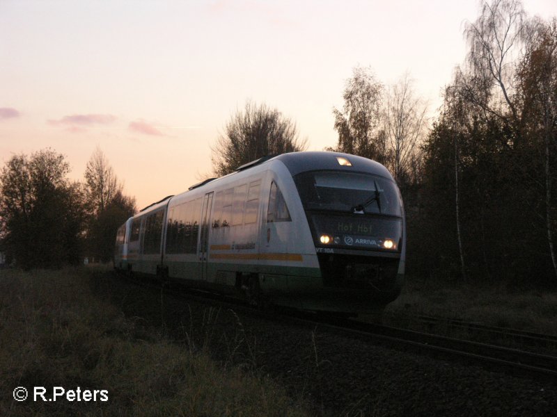 VT10 fhrt mit letztem Licht in Wiesau(Oberpfalz) ein. 05.11.07