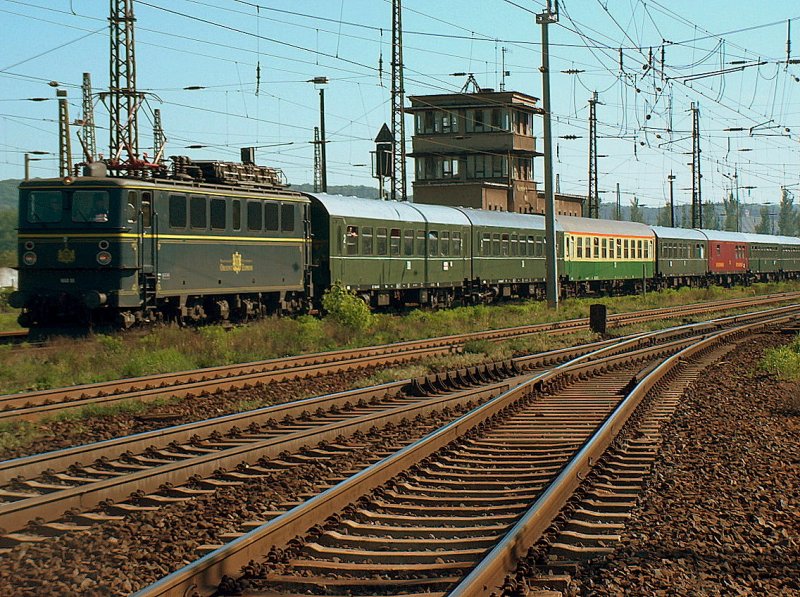 WAB 55  Orient Express  mit dem DPE 88546 von Cottbus nach Bebra beim passieren des ehemaligen Fdl-Stellwerks in Naumburg (Saale) Hbf; 11.05.2008