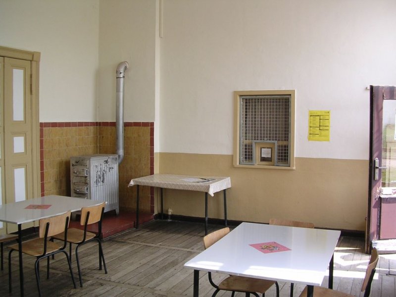 Warteraum Bf Gehofen im Jahre 2006, vor der allg. Verwahrlosung.