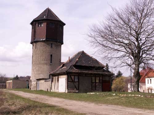 Wasserturm und Abortgeb�ude im Bf Bad Bibra; April 2006 (Foto: Klaus Erbeck)