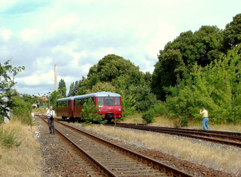 Zahlreiche Eisenbahnfans waren wieder, wie hier in Laucha, an der Strecke, um die Ferkeltaxen von Sch�nberg nach Wangen am 12.07.2009 zu fotografieren. (Foto: Dieter Thomas)