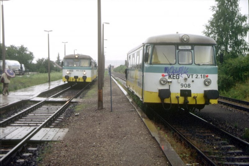 Zugkreuzung am 12.07.1998 im Bahnhof Karsdorf. W�hrend rechts der KEG VT 2.18 als RB 96506 nach Artern unterwegs ist, steht links der KEG VS 2.56 als RB 96505 nach Naumburg Hbf. (Foto: Wilhelm L�rick)