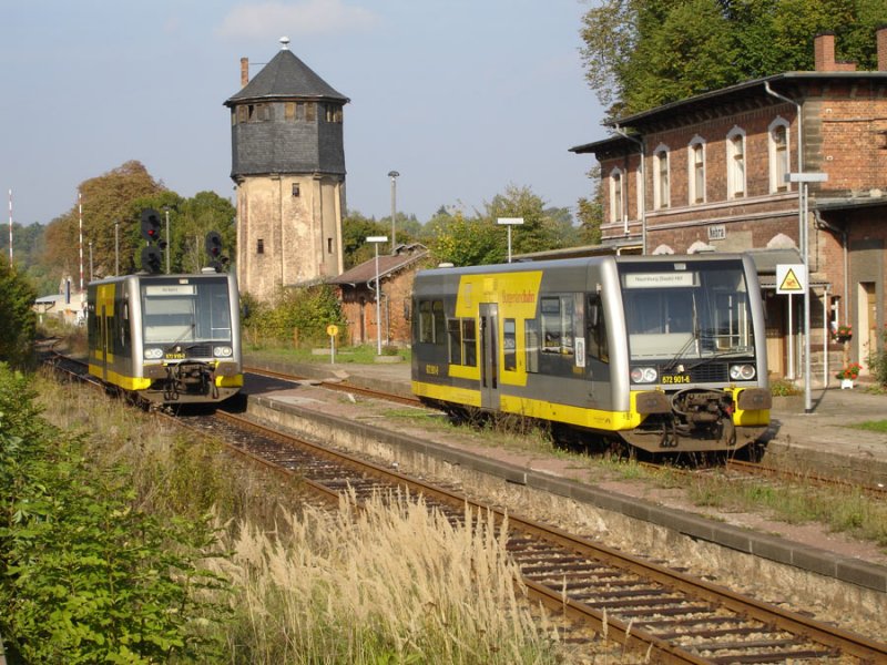 Zugkreuzung im Bf Nebra: 672 915-6  Stadt M�cheln  als RB nach Artern und 672 901-6  Thaldorfer Pfingstbursche  als RB nach Naumburg (S) Hbf; 09.10.2005 (Christof Rommel)