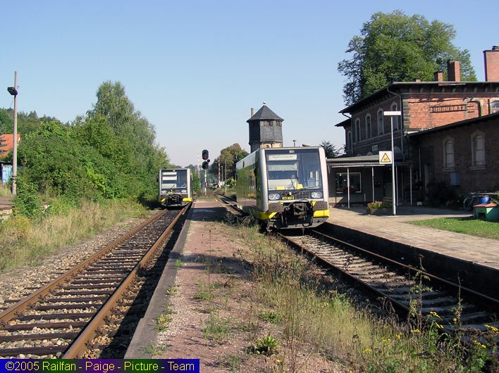 Zugkreuzung im Bf Nebra: Burgenlandbahn 672 908-1 als RB nach Artern + 672 907-3 als RB nach Naumburg (Saale) Hbf; 20.09.2005 (Foto: www.railfan-page.de)
