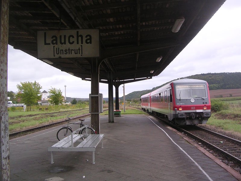 Zum Winzerfest 2007 reichte der Platz in den Z�gen kaum aus.
Hier verl�sst eine RB Laucha (U) in Richtung Freyburg 