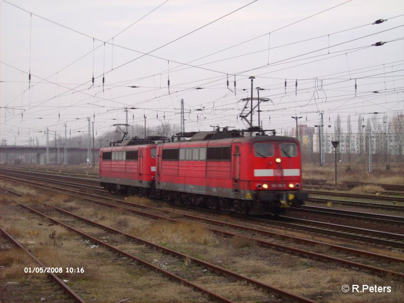 Zwei 151iger durchfahren Eisenhttenstadt. 05.01.08