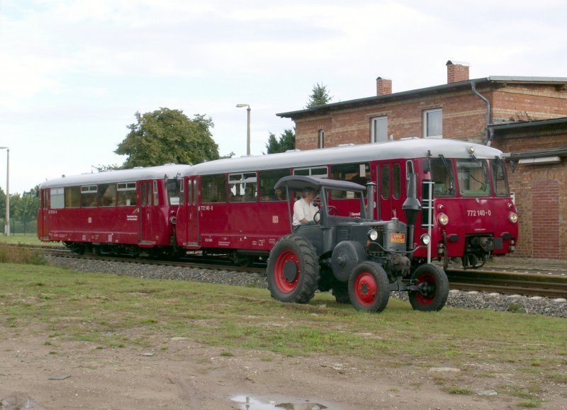  Zwei-L�nder-Rundfahrt durch die Toskana des Ostens  - so nannte die IG Unstrutbahn e.V. die Sonderfahrt von Naumburg �ber Artern, S�mmerda und Gro�heringen zur�ck nach Naumburg am 07.09.2008. In Kirchscheidungen gab es beim Fotohalt als �berraschung eine  Begegnung der besonderen Art . (Foto: Klaus Pollm�cher)