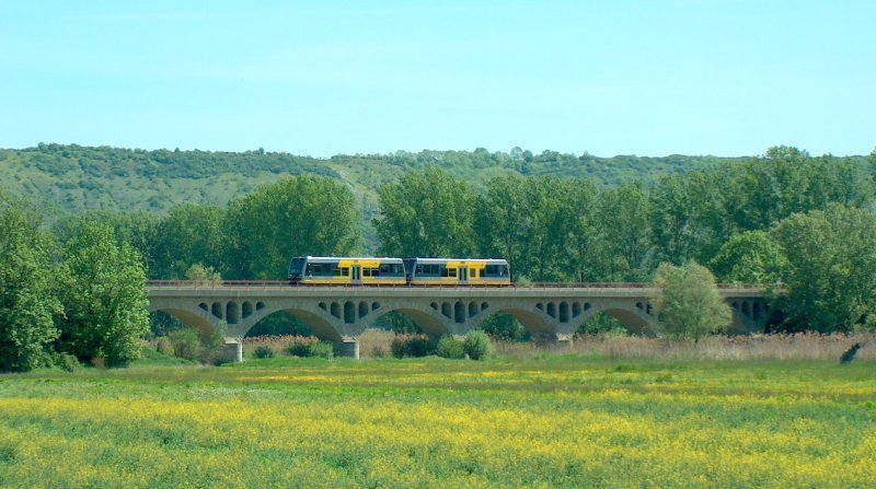 Zwei VT 672 der Burgenlandbahn als RB 25972 von Naumburg (Saale) Ost nach Nebra auf dem Unstruthochwasserviadukt bei Kirchscheidungen; 11.05.2008 

